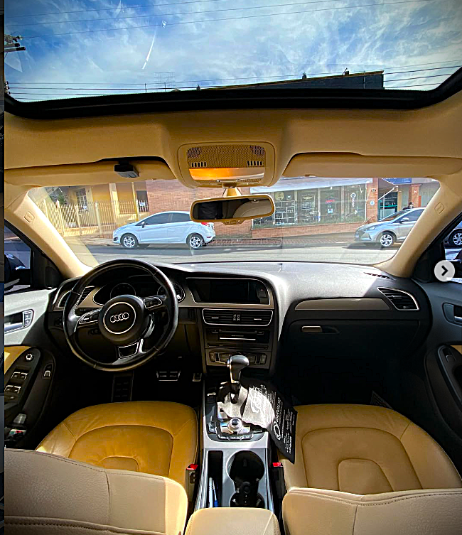 Interior com bancos bege e volante Audi após a limpeza interna na SALUCAR.LAVARAPIDO