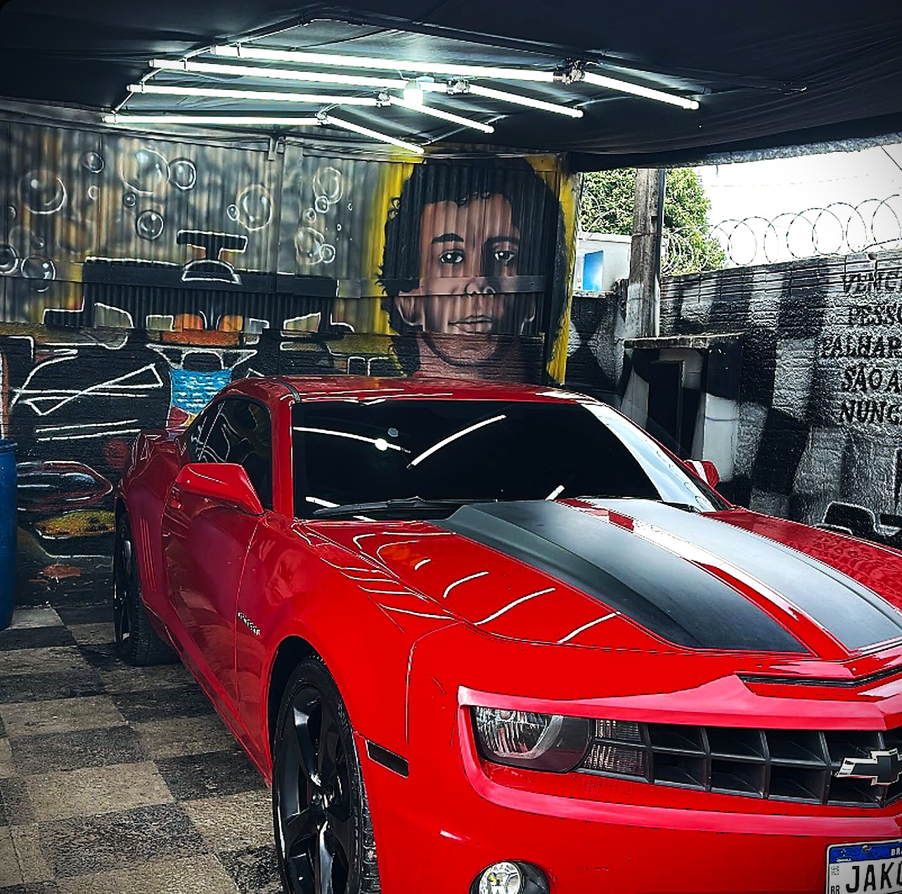 Chevrolet Camaro vermelho no box de estética da SALUCAR.LAVARAPIDO